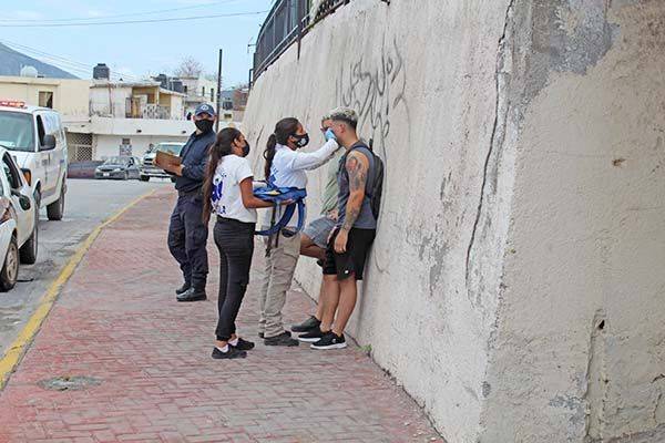 Embarran auto contra muro frente a la Logia