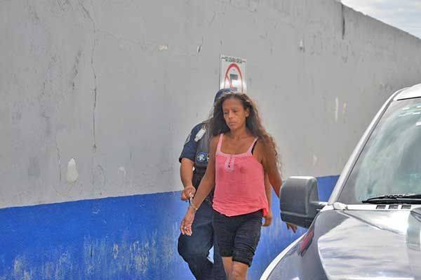 Escandaliza mujer en su casa