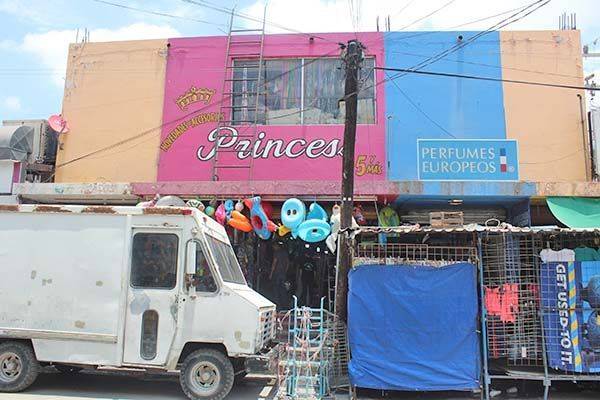 Asaltan tienda a pleno día