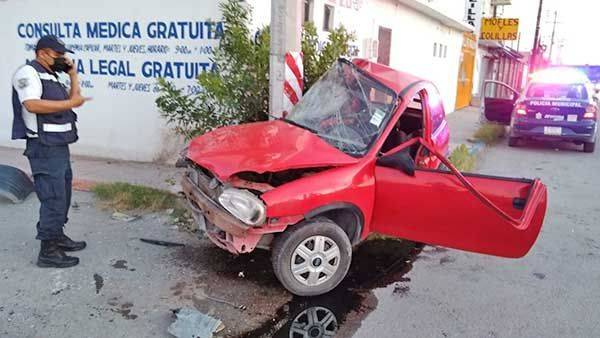 Termina prensado; choca contra poste