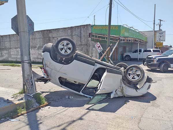 Derriba dos postes y se voltea en la 30