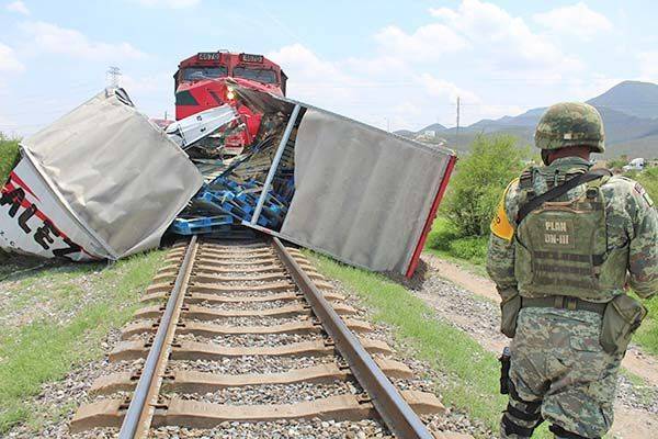 Tren arrastra a trailero… y vive