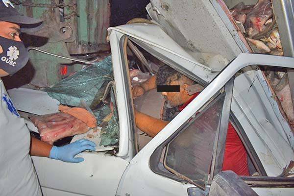 Muere prensado dentro de camioneta