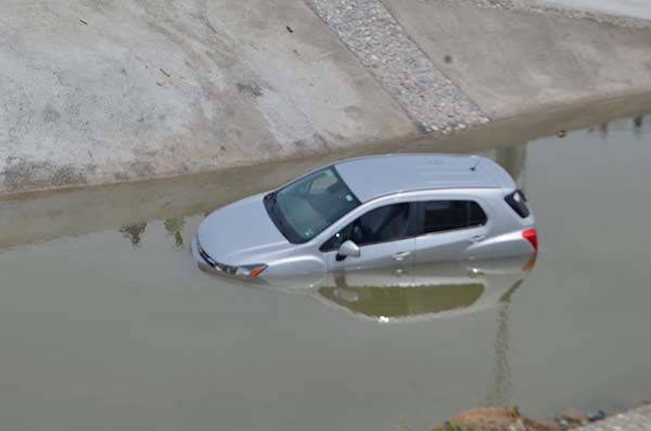 Mete carro hasta el río