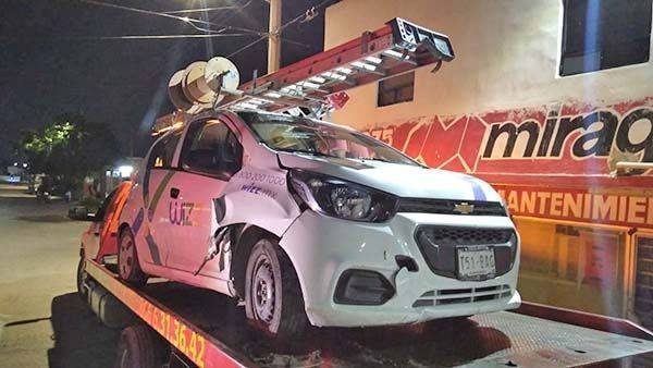 Estrella carro contra huizache