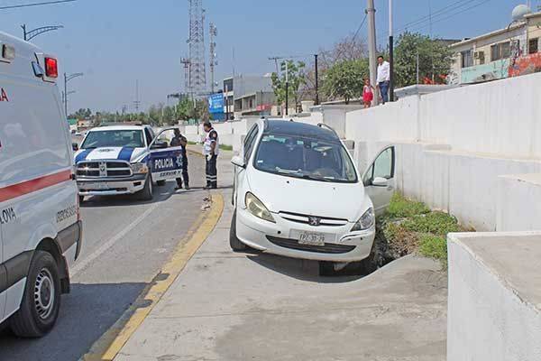 Termina camioneta en zanja de desagüe