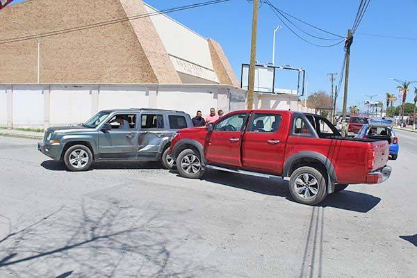 Atrabancada mujer provoca accidente