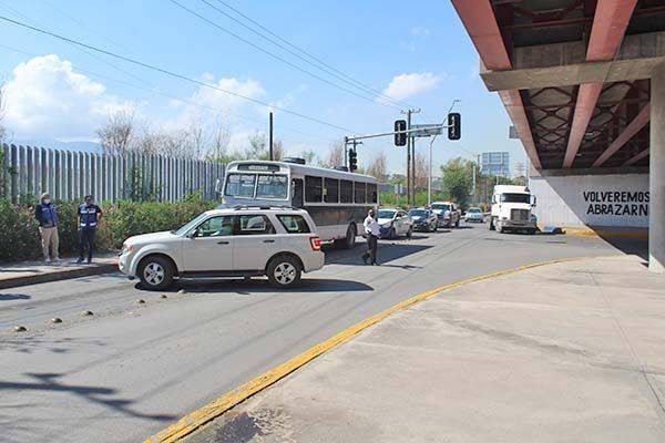 Impacta camioneta en camión de transporte