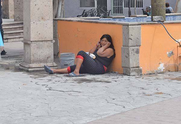 Mujer tirada mueve ambulancia