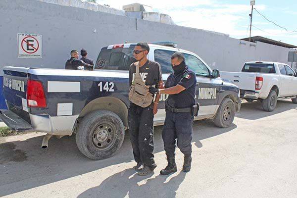 Vecinos reportan a molesto sujeto
