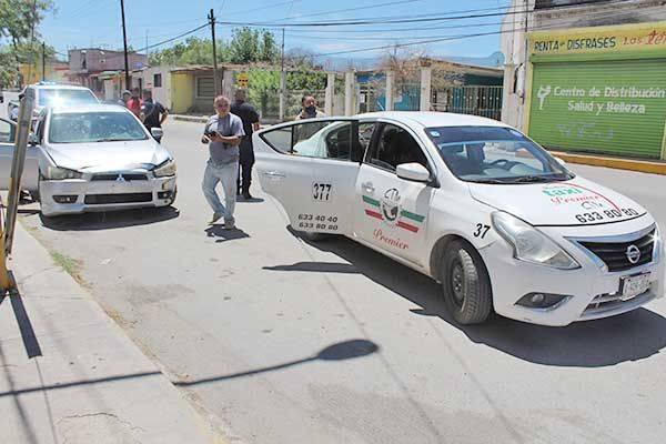 Se embarra detrás de taxi