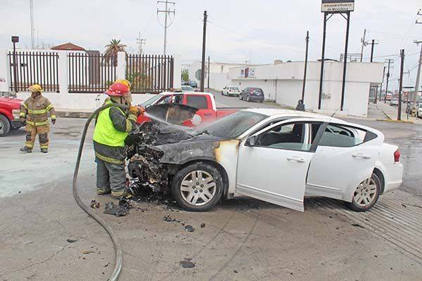 Arde carro en gasolinera