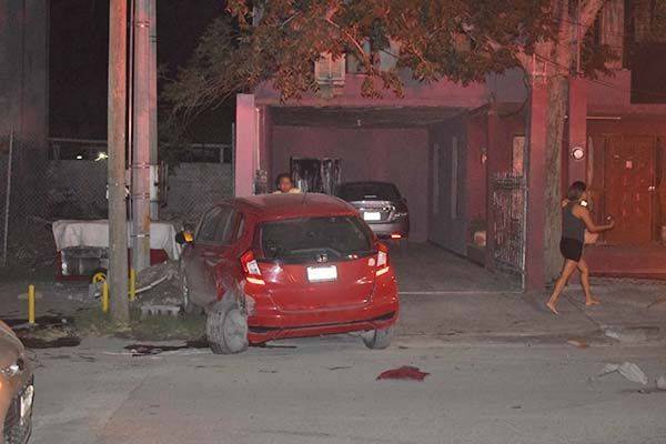 Arremanga carro al invadir carril