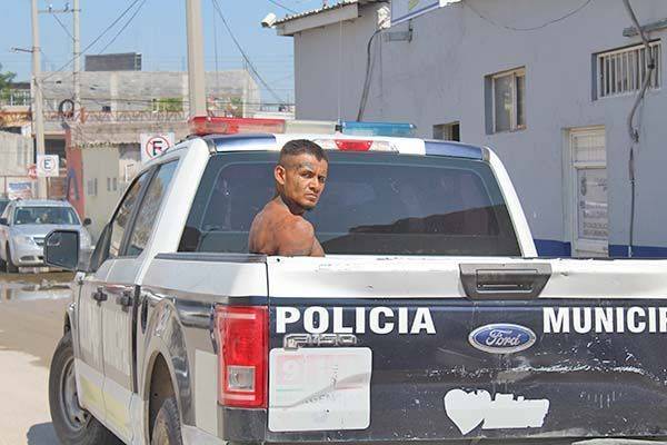 Asusta a vecinos cargando machete