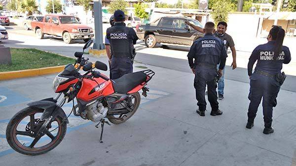 Tumba carro a motociclista