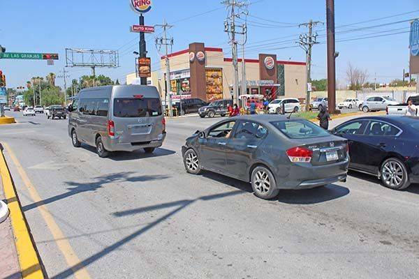 Frena detrás de camioneta