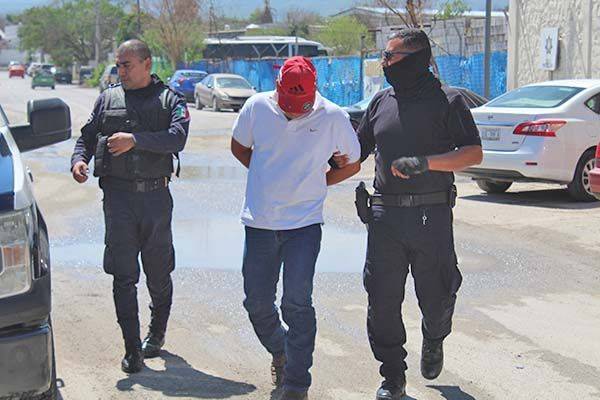 Mujer se cansa de agresivo marido