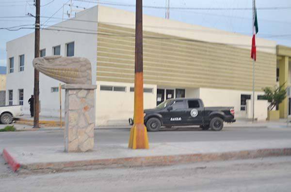 Roban carro Afuera de templo