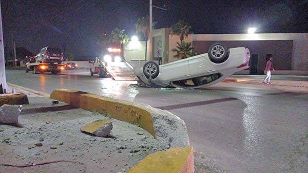 Mujer voltea auto en el Pape