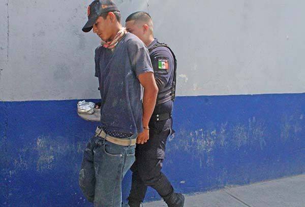 Molesto sujeto termina en la sombra