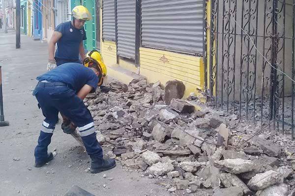 Lluvias desploman fachada de casa