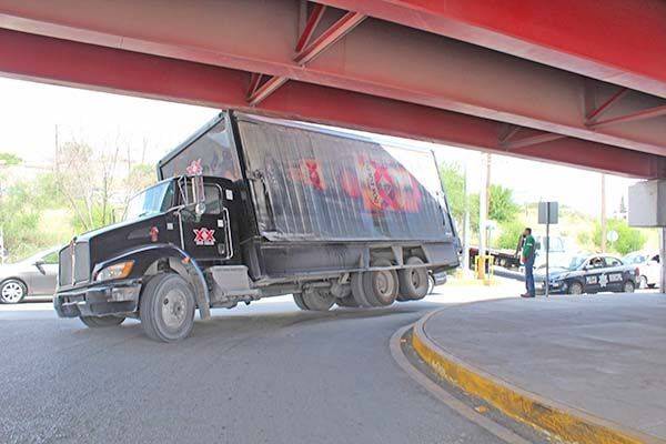 Tráiler se gancha en puente del IMSS