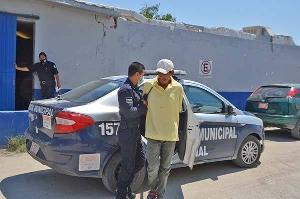 Se torna violento afuera de hospital