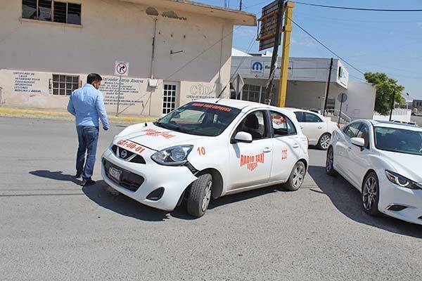 Atrabancado se atraviesa a taxi