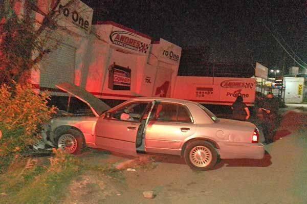 Tumba arboles y se trepa a banqueta