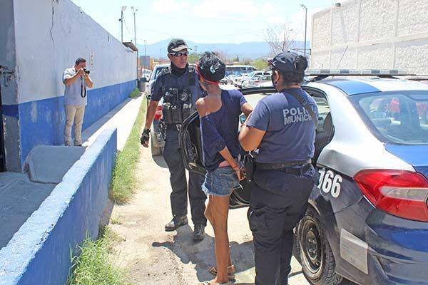Violenta mujer enfrenta a policías