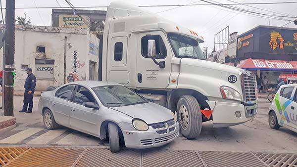 Trailero le cierra paso a carro