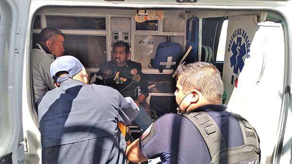 Motociclista termina con raspones al caer