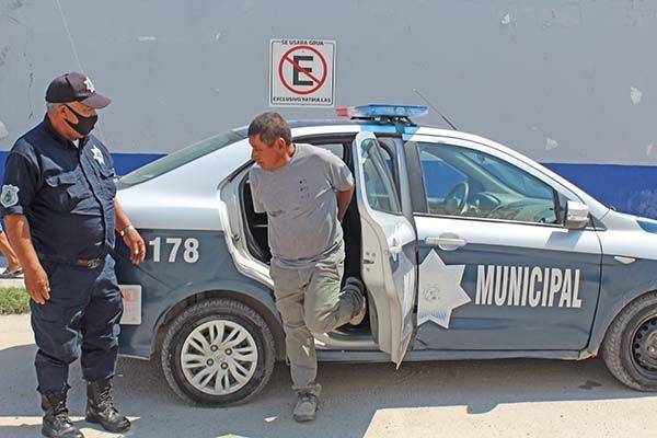Arremete contra esposa