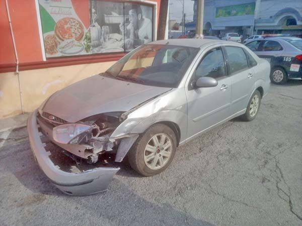 Se vuela alto y choca auto