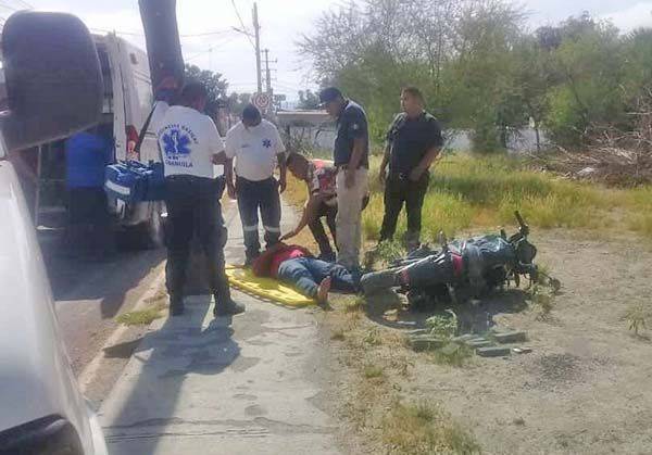 Motociclista se embarra en poste