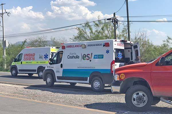 Familia herida al volcar camioneta