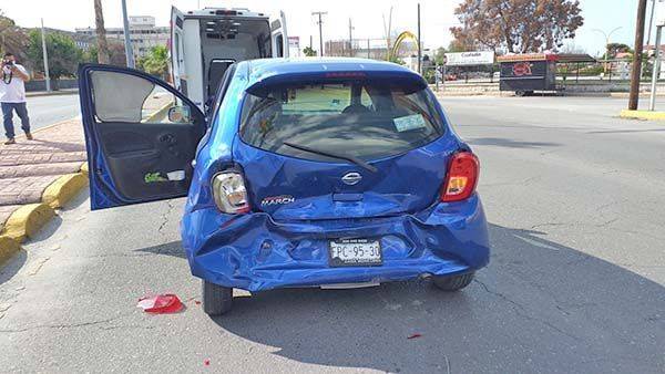Arremanga auto en choque por alcance