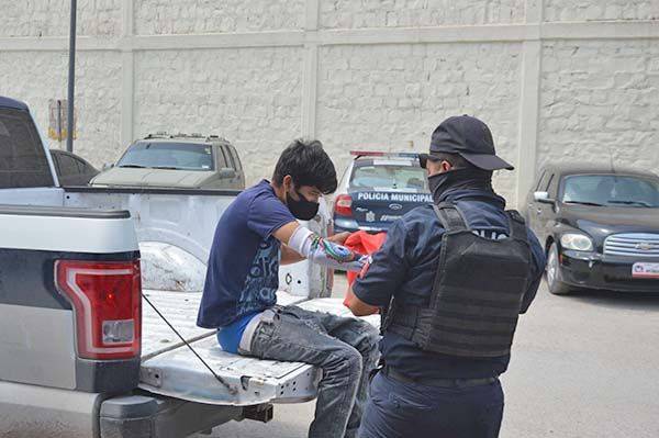 Harta a vecinos por husmear casas