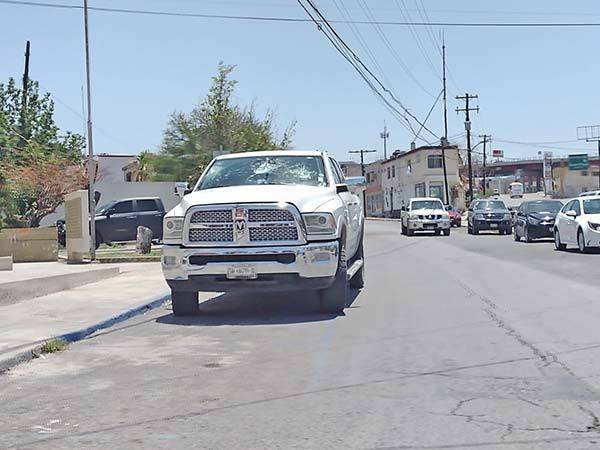 Lapidan camioneta de panista en Colinas
