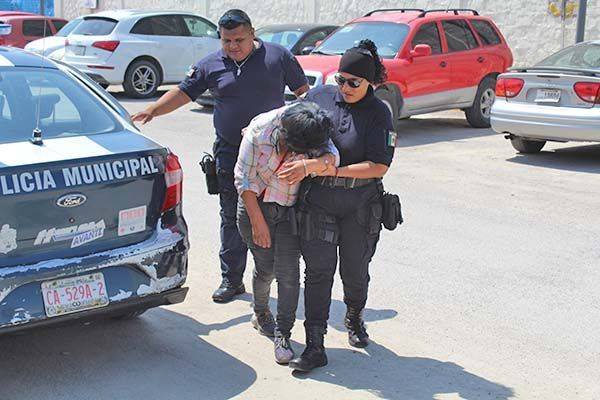 Mujer drogada roba celular