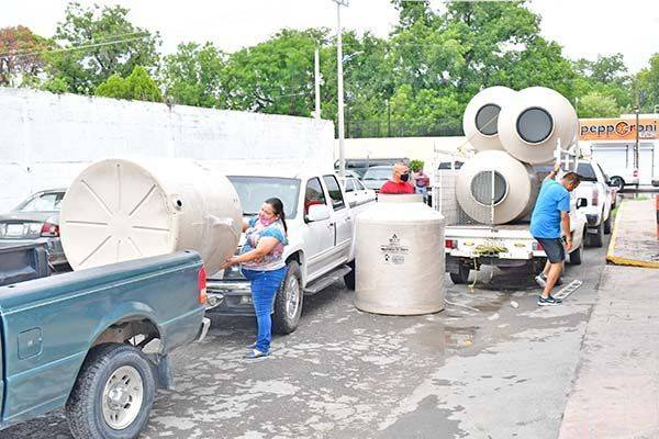 Apoyan a monclovenses con material subsidiado