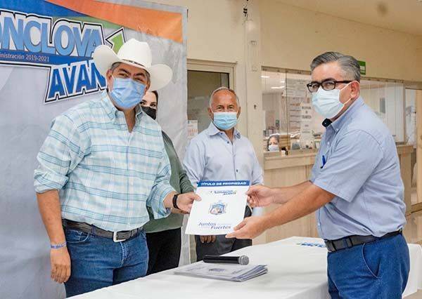 Entrega escrituras el Alcalde a ciudadanos