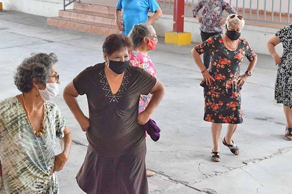Tras confinarse, vuelven abuelos a clases de baile