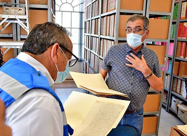 Visita Agustín Ramos el Archivo Municipal