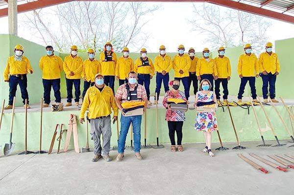 Entregan uniformes a brigadistas forestales