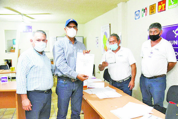 Recibe Mario Dávila su constancia de mayoría