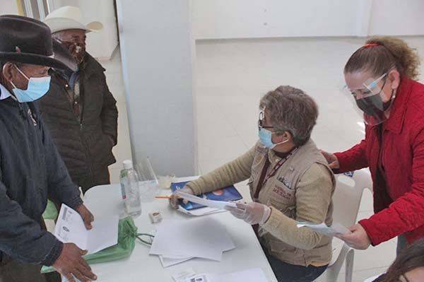 Recibirán más becas de de 68 y Más en San Buena