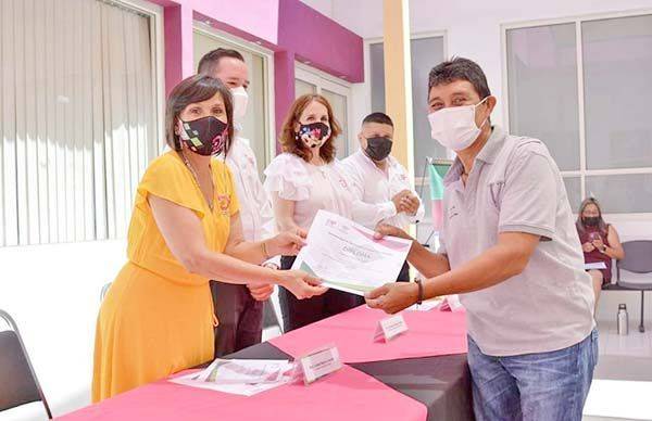 Se gradúan cientos en talleres del DIF Saltillo