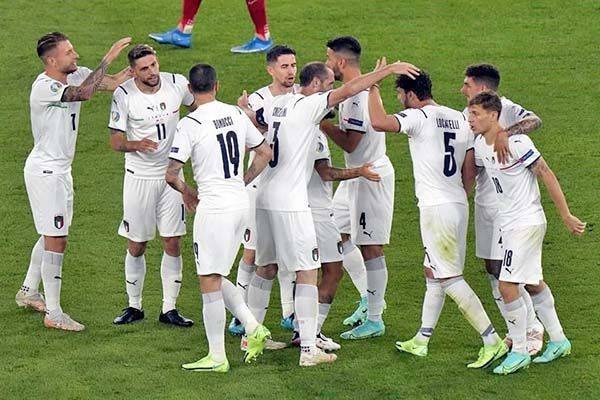 Golea Italia en la inauguración de la Eurocopa