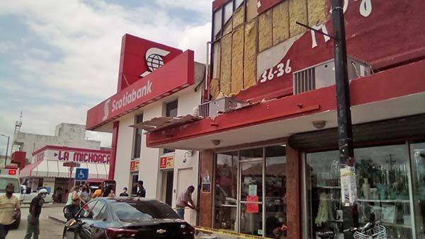 Cae anuncio e impacta a auto